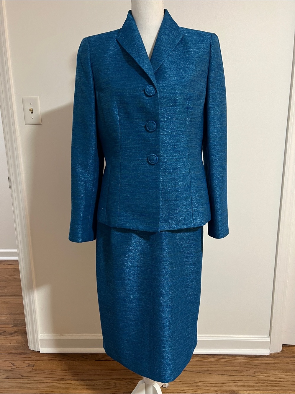 Le Suit Vintage Shimmering Blue Two-Piece Women's Suit with Pencil Skirt